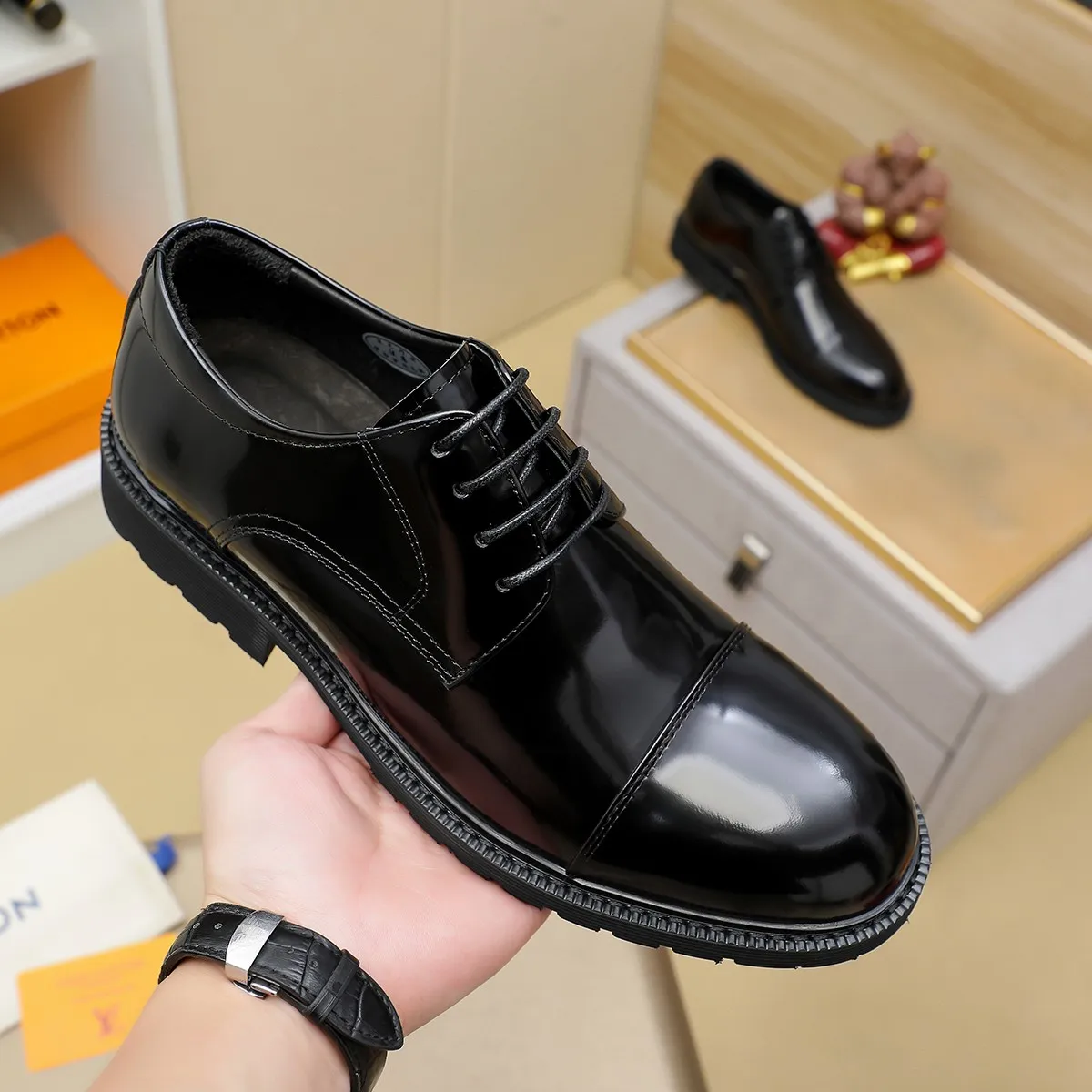 Men's shoes 💰660 💰 Louis Vuitton LV ® Autumn and Winter 🆕 models 🔛Full shoe counter First layer cowhide, 🐂Leather lined casual shoes for men, super soft outsole, essential for driving. Counter synchronization Original first layer cowhide Completely 1:1 mold customization 🌹Top version, 2 colors available! Number: 38-45 (37.46. Customized)